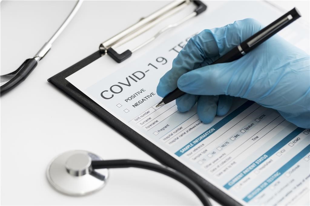 /images/temp/txt/closeupdoctorcompletingcovidmedicalform.jpg
