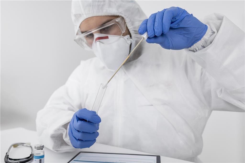 /images/temp/txt/doctorwearingfacemasksurgicalgloves.jpg